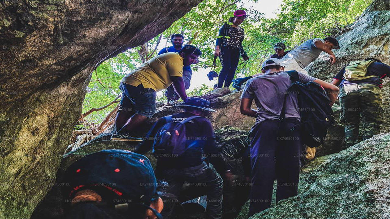 Wanderung zum Danigala Circular Rock von Mahiyanganaya aus
