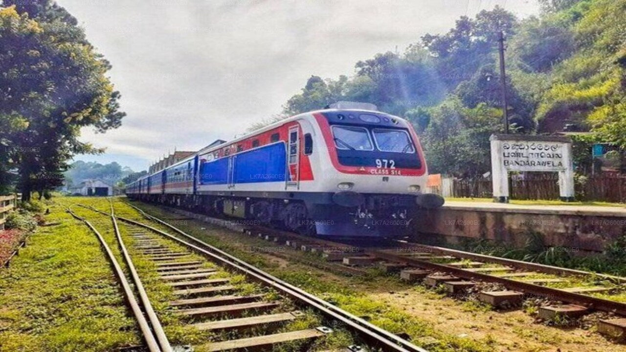 Weiterfahrt von Peradeniya nach Badulla (Zug Nr. 1001 „Denuwara Menike“)