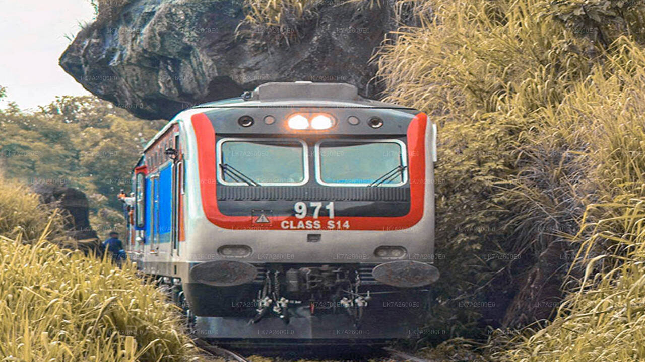 Weiterfahrt von Peradeniya nach Badulla (Zug Nr. 1001 „Denuwara Menike“)