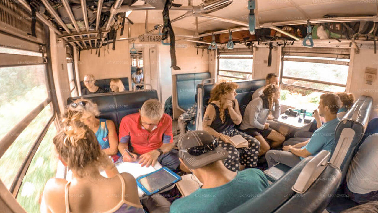 Weiterfahrt von Peradeniya nach Badulla (Zug Nr. 1001 „Denuwara Menike“)