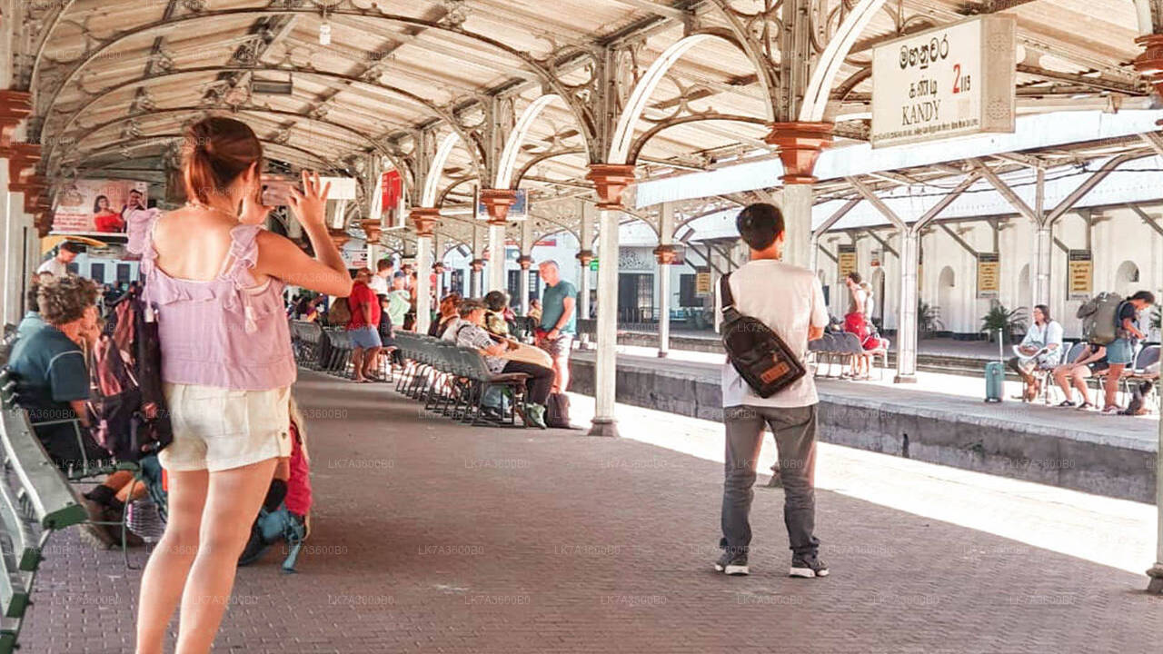 Weiterfahrt mit dem Zug von Kandy nach Badulla (Zug Nr. 1015 „Udarata Menike“)