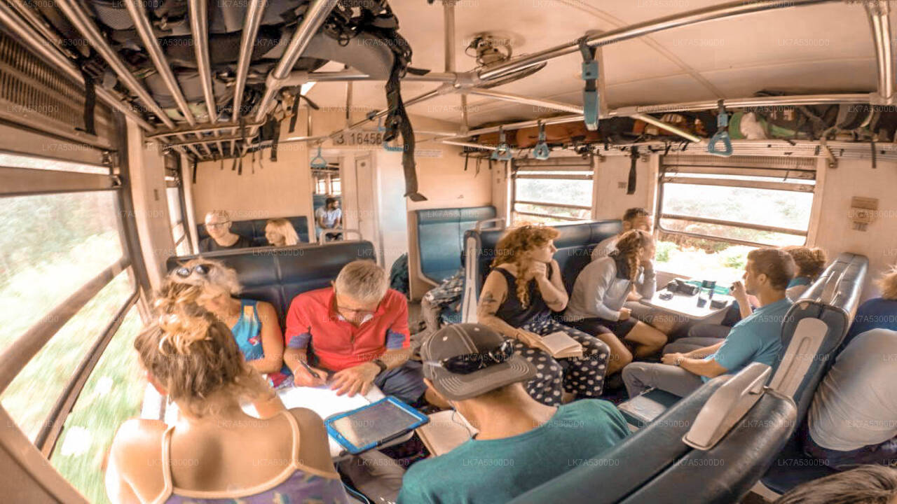 Weiterfahrt mit dem Zug von Ella nach Kandy (Zug Nr. 1016 „Udarata Menike“)
