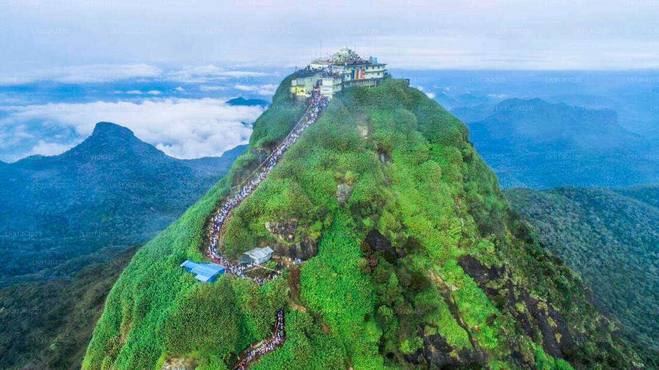 Malerische Adam's Peak mit dem Helikopter von Bentota aus