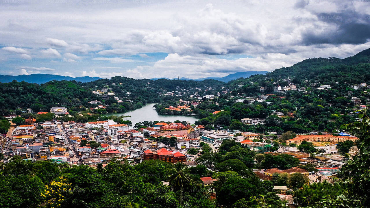 Entdecken Sie Kandy mit dem Hubschrauber von Negombo