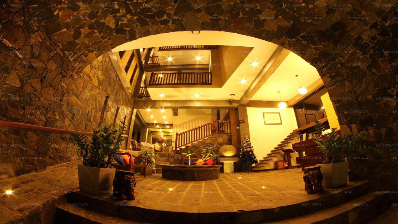 Kristallpalast, Ahangama