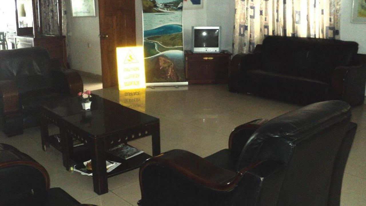 Neues Tri-Star Beach Hotel, Arungama