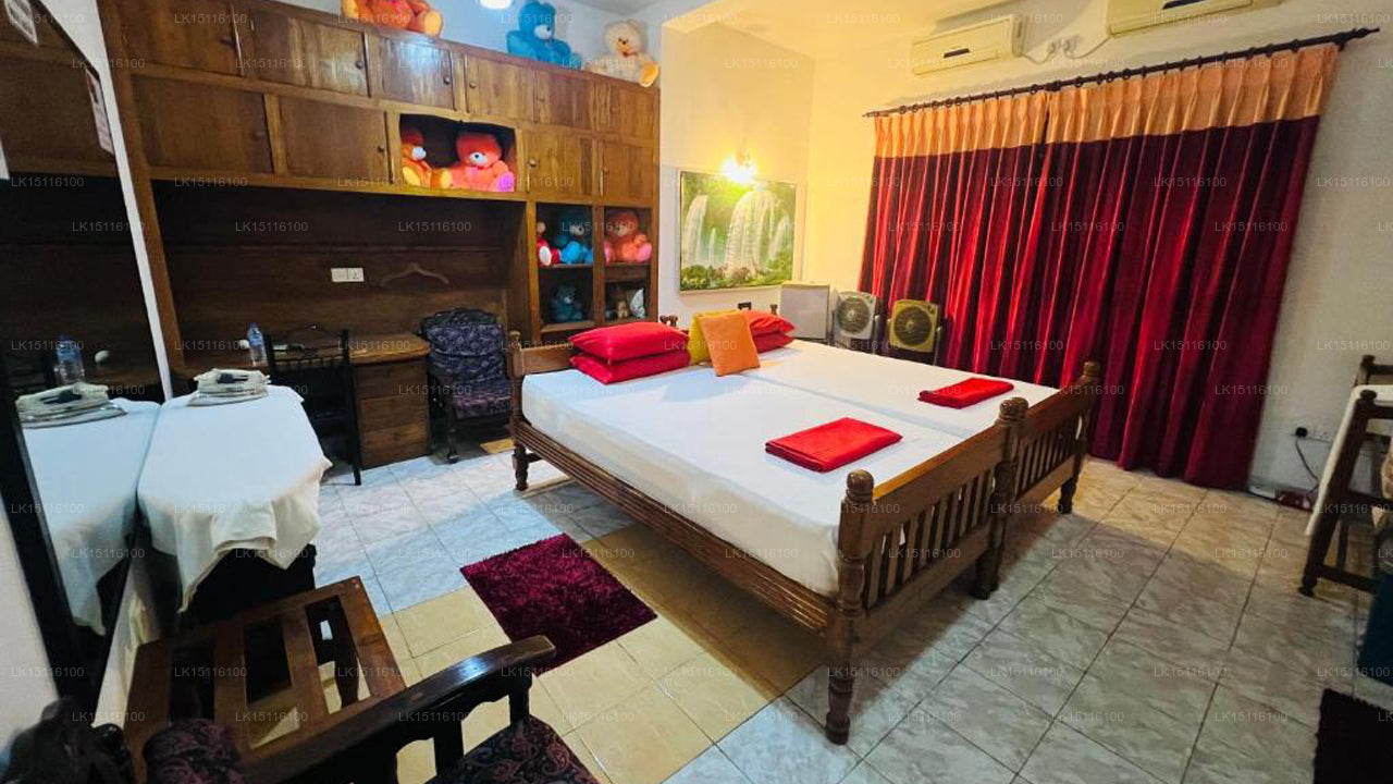 Senathilaka Guest Inn &amp; Restaurant, Puttalam