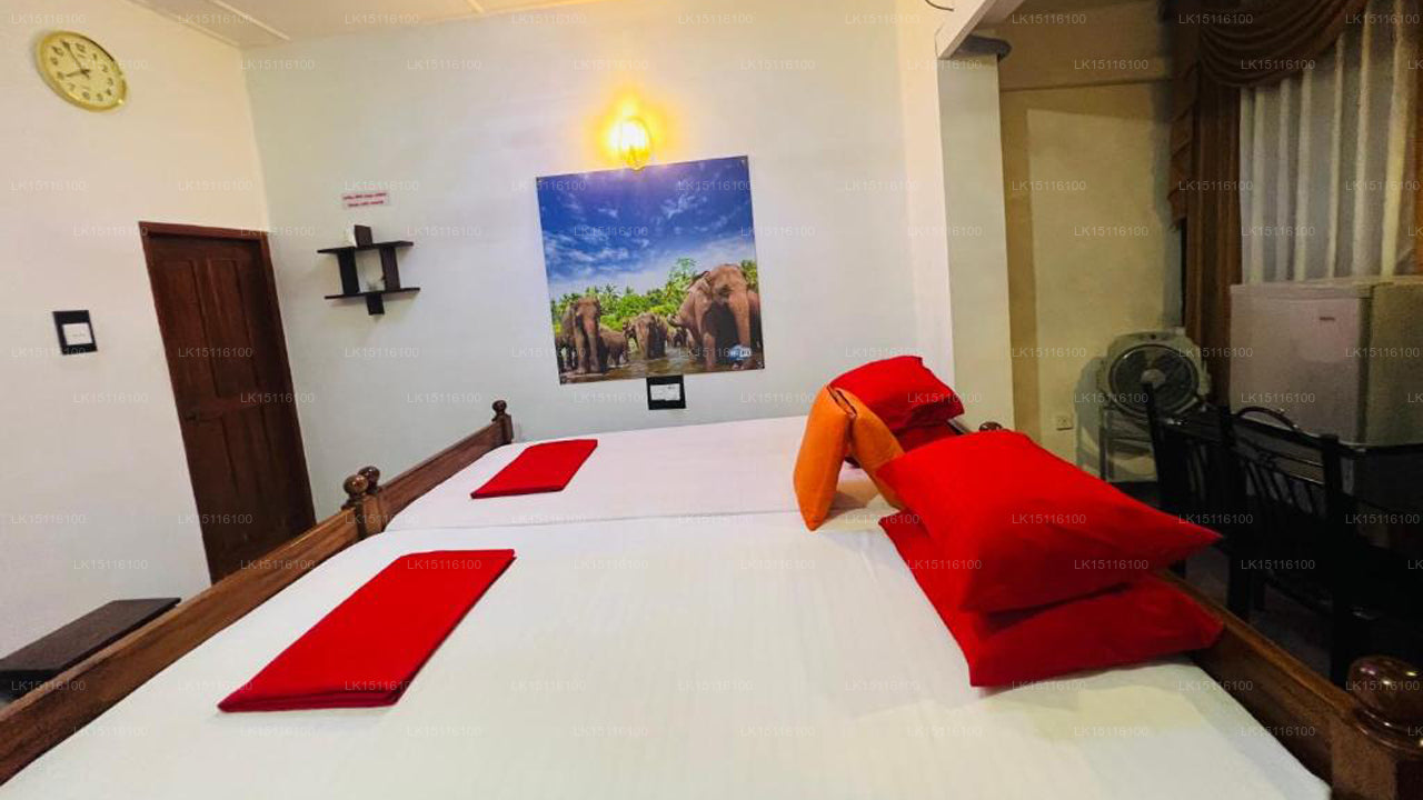 Senathilaka Guest Inn &amp; Restaurant, Puttalam