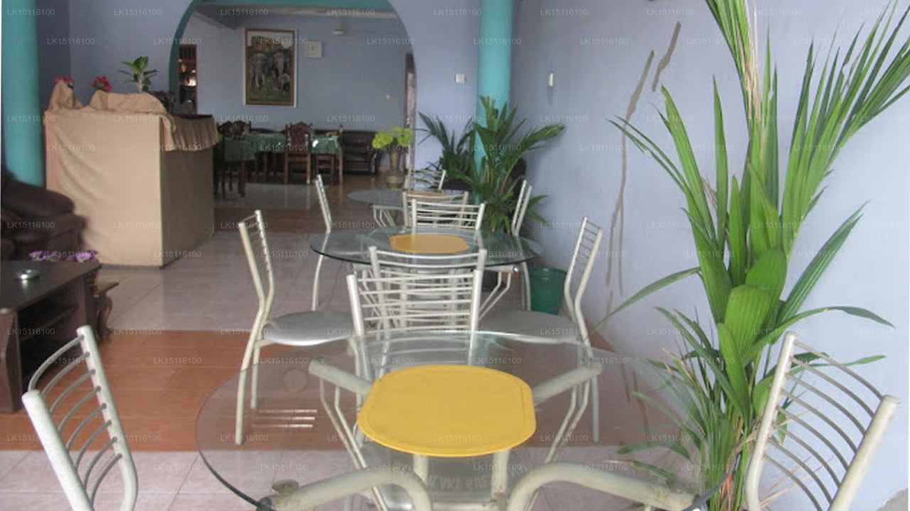 Senathilaka Guest Inn &amp; Restaurant, Puttalam