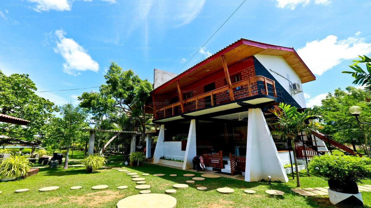 Öko-Hotel Black &amp; White, Anuradhapura