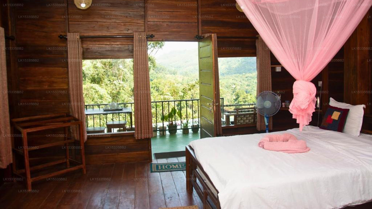 Blick auf die Holzhütte mit Bogen, Ella