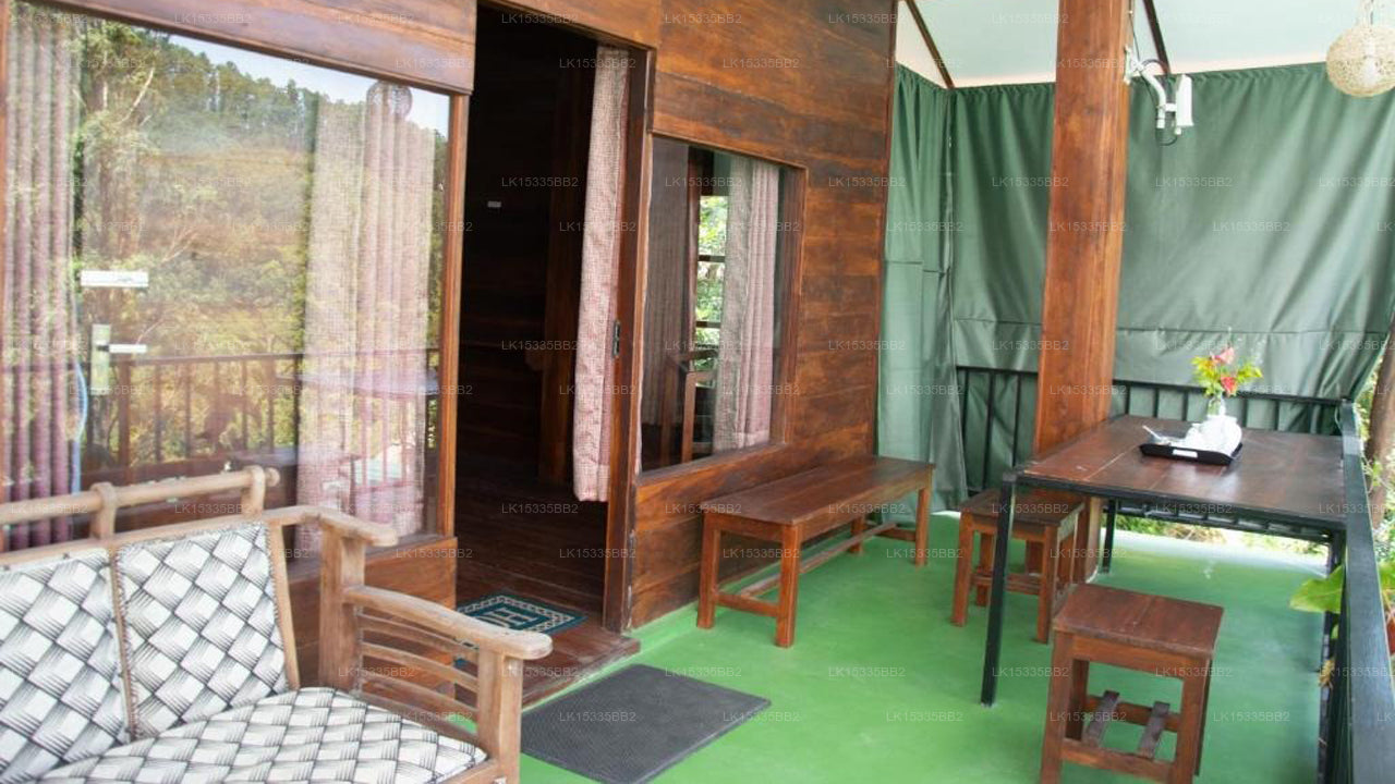 Blick auf die Holzhütte mit Bogen, Ella