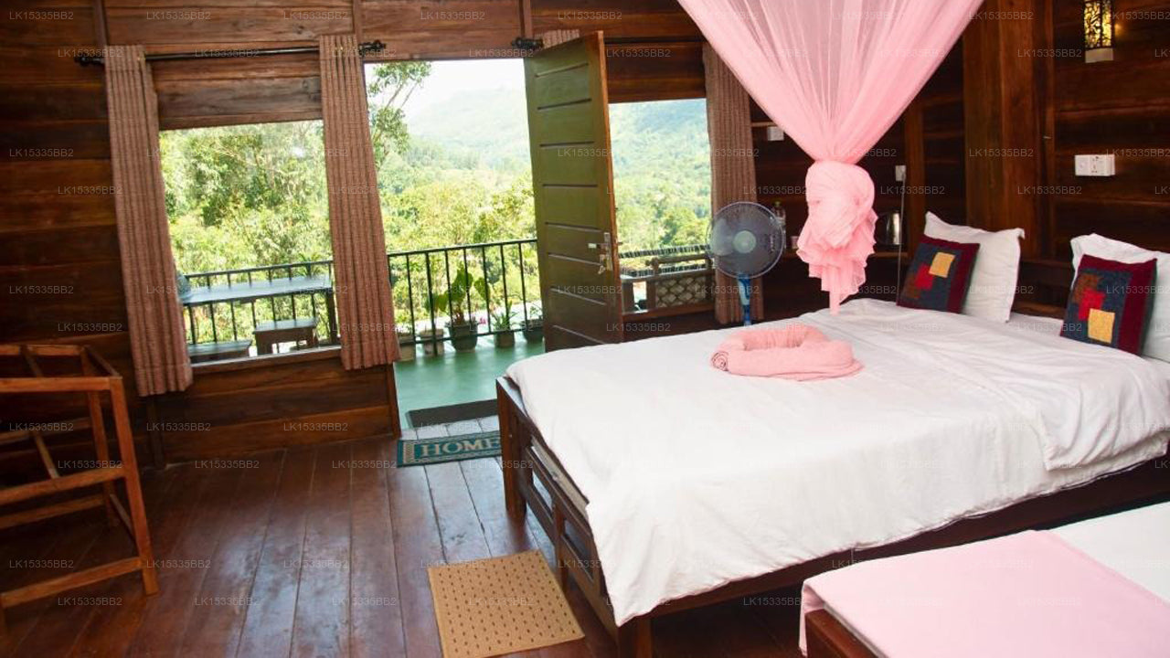 Blick auf die Holzhütte mit Bogen, Ella