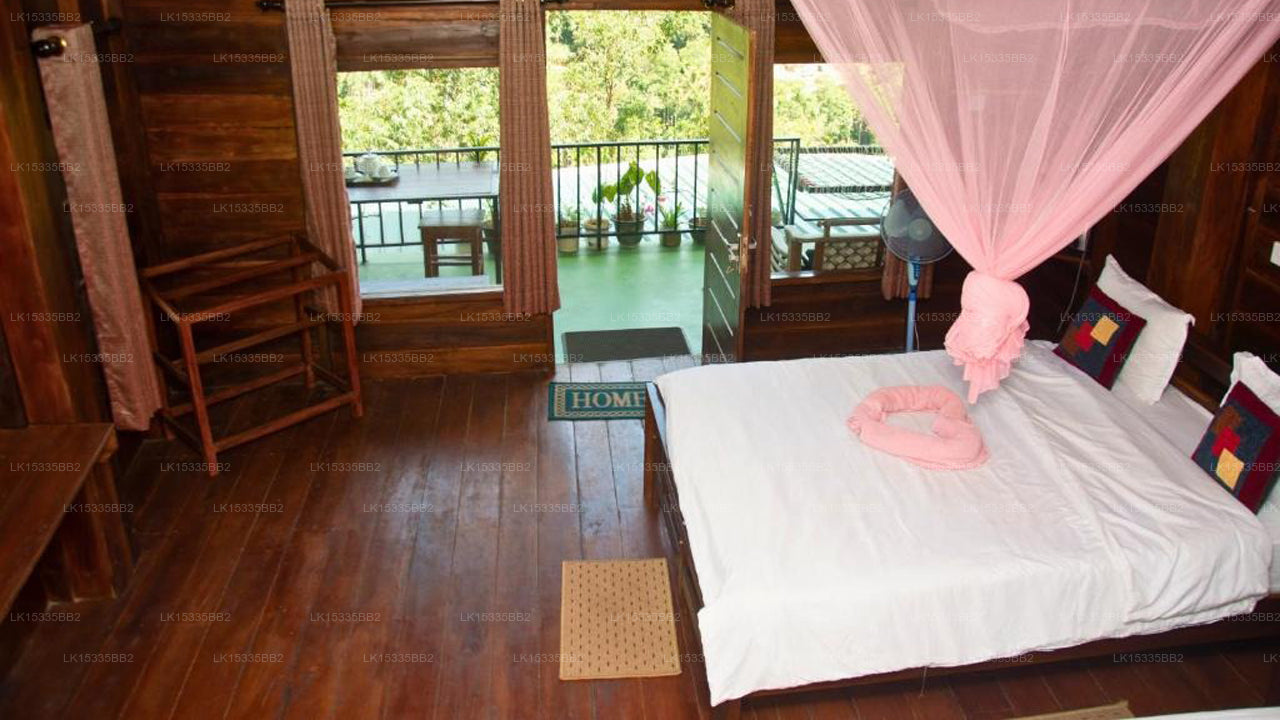 Blick auf die Holzhütte mit Bogen, Ella