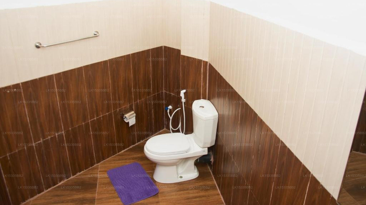 Blick auf die Holzhütte mit Bogen, Ella