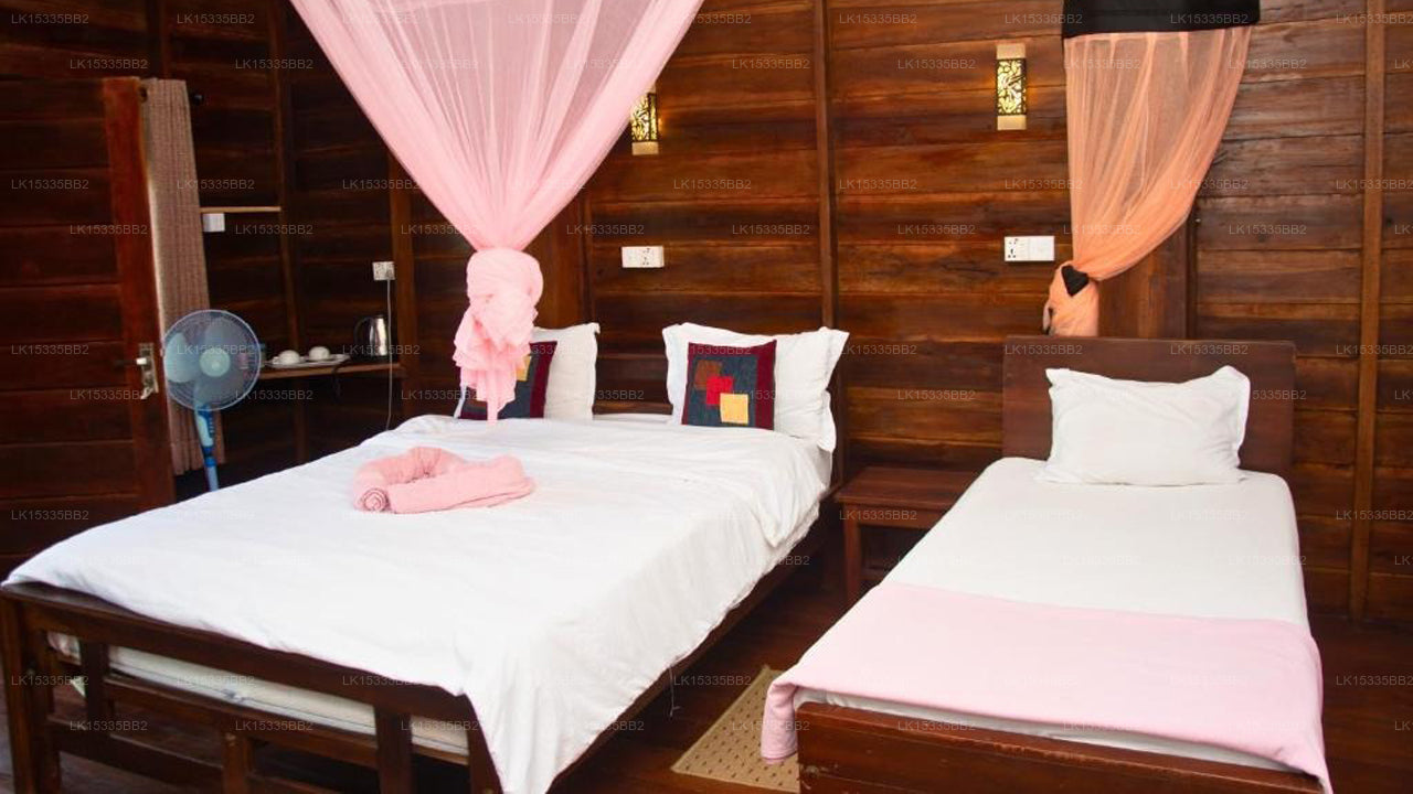 Blick auf die Holzhütte mit Bogen, Ella