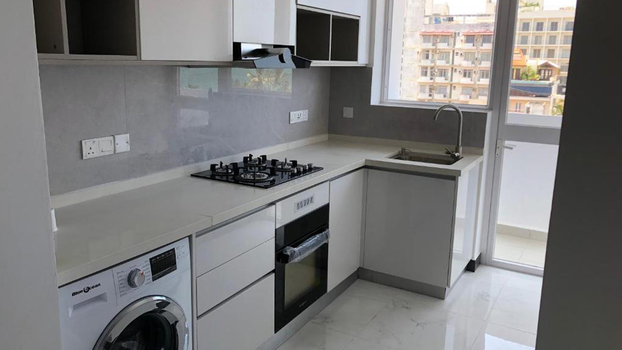 Sea Breeze, neues Apartment mit 3 Schlafzimmern am Strand