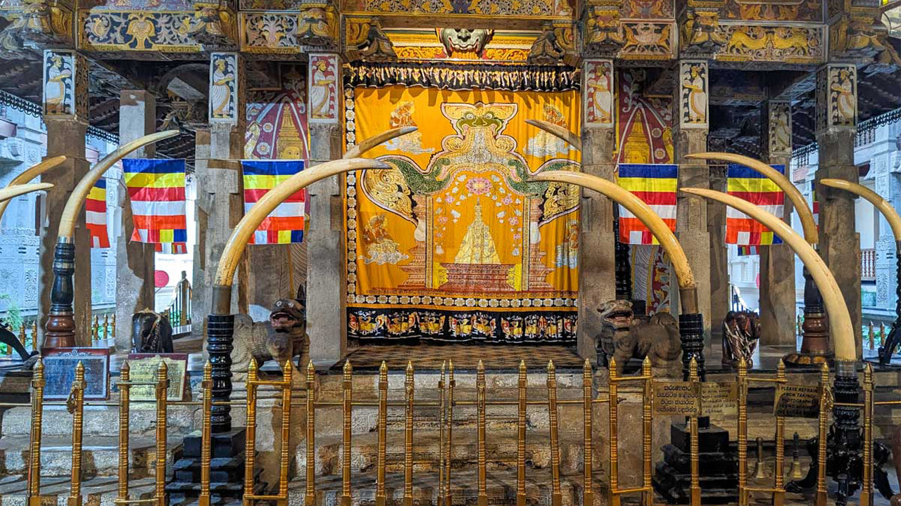 Zahntempel mit einem Einheimischen