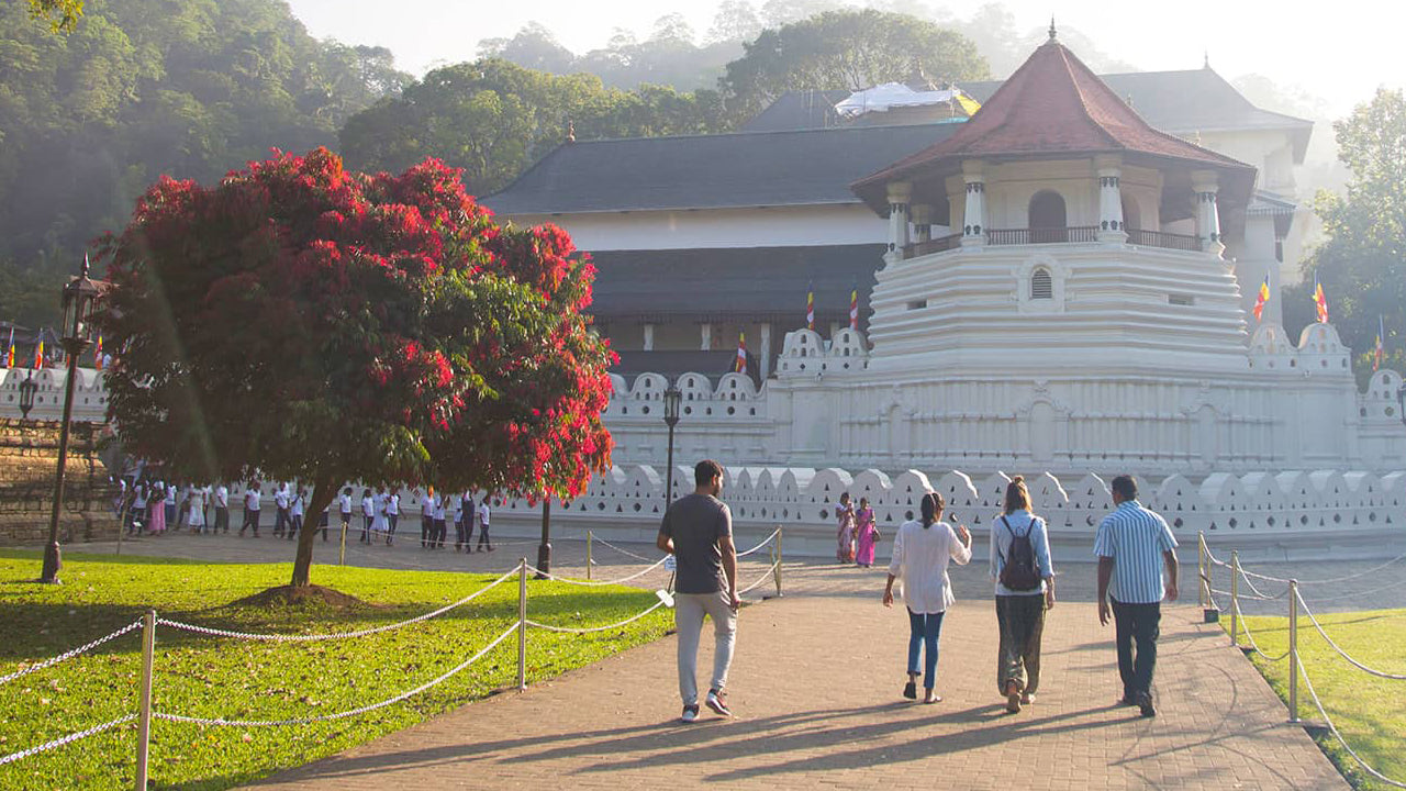 Zahntempel mit einem Einheimischen