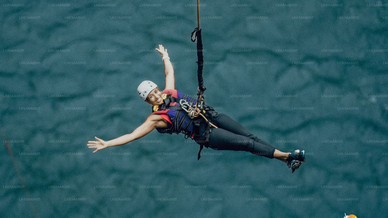 Seilsprung am Lakshapana-Wasserfall