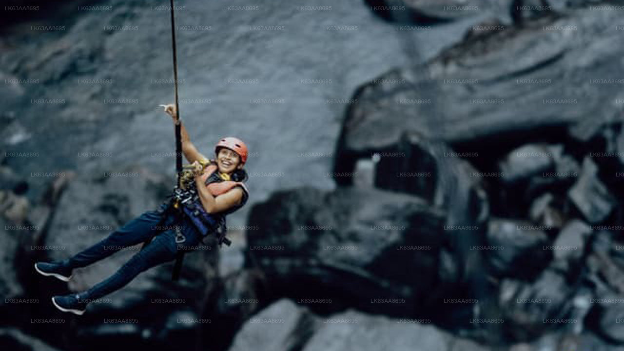 Seilsprung am Lakshapana-Wasserfall