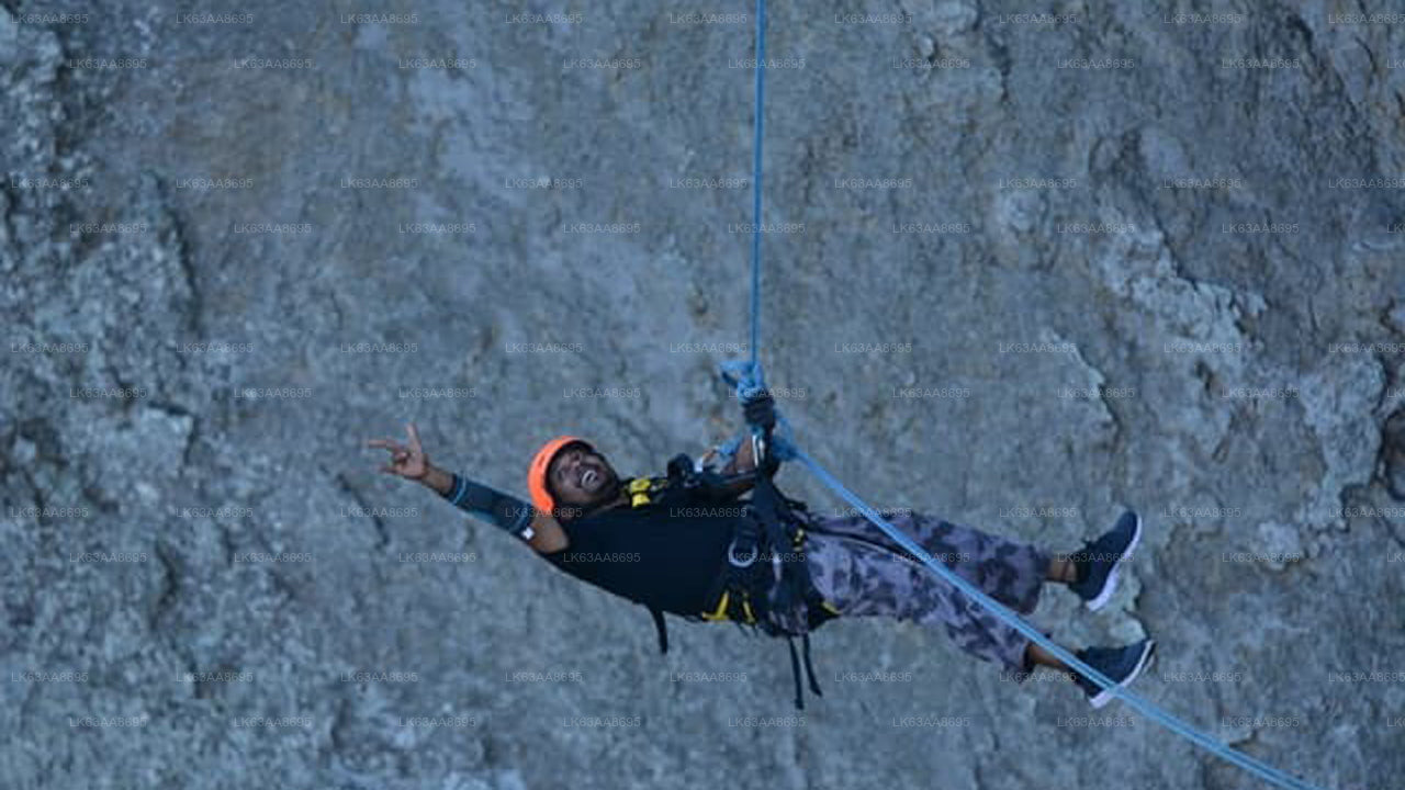 Seilsprung am Lakshapana-Wasserfall
