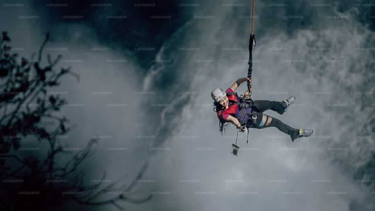 Seilsprung am Lakshapana-Wasserfall