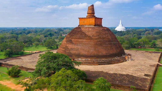 Heilige Stadt Anuradhapura von Colombo aus