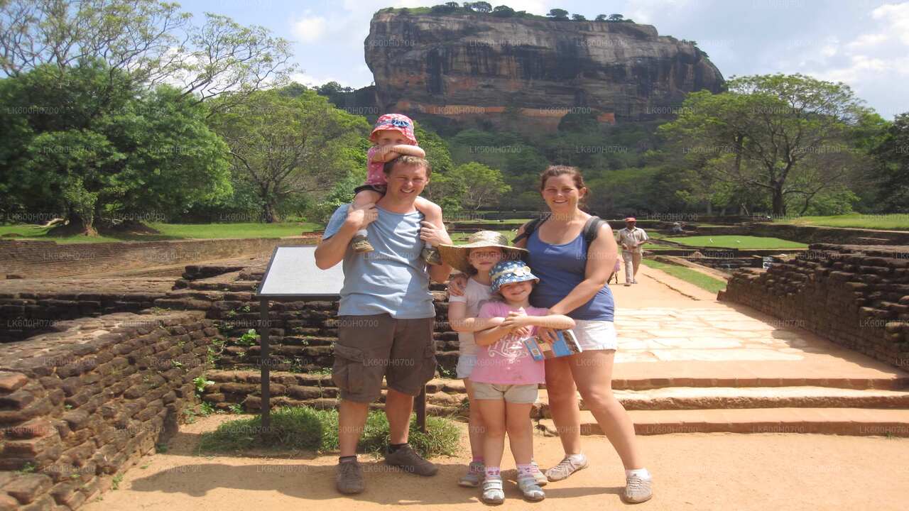 Ab Colombo: Tour zum Sigiriya-Felsen und zum Dorf
