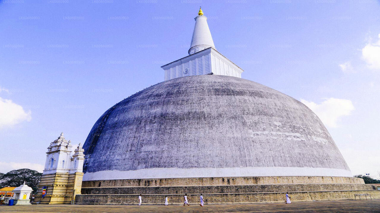 Heilige Stadt Anuradhapura vom Mount Lavinia aus