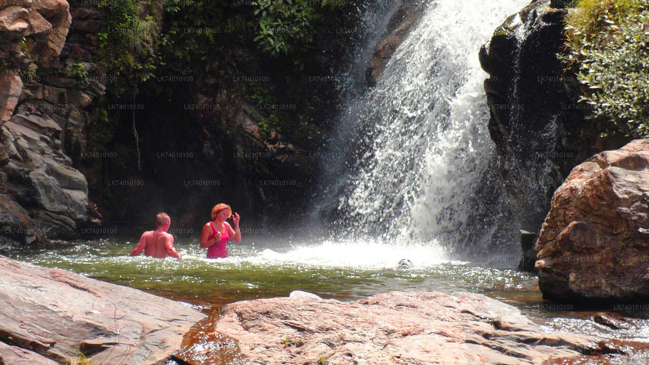 Spaziergang durch die Landschaft mit Wasserfällen ab Colombo