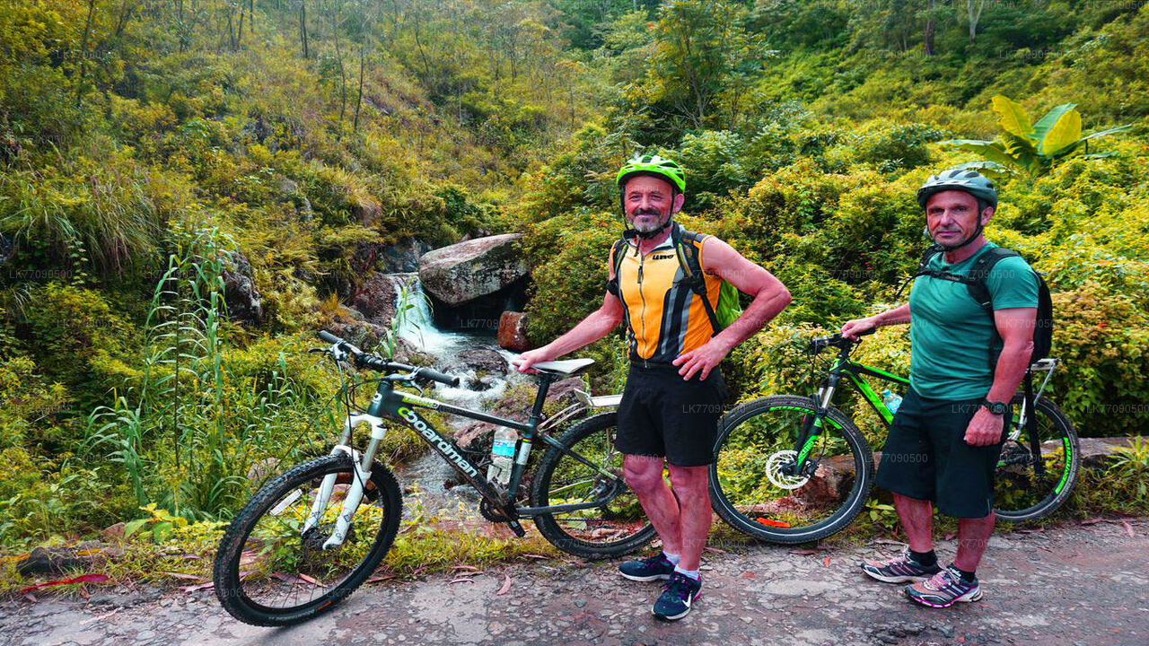 Radfahren zum Ellawala-Wasserfall