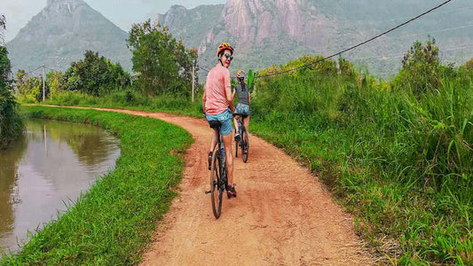 Radfahren auf dem Land von Polonnaruwa aus