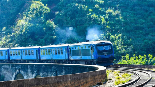 Weiterfahrt mit dem Zug von Colombo nach Ella (Zug Nr. 1005 „Podi Menike“)