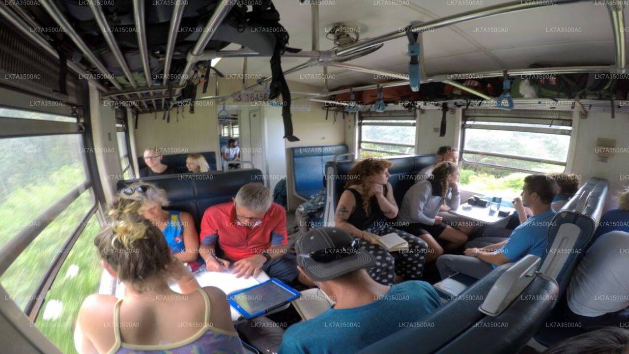 Weiterfahrt mit dem Zug von Colombo nach Ella (Zug Nr. 1005 „Podi Menike“)