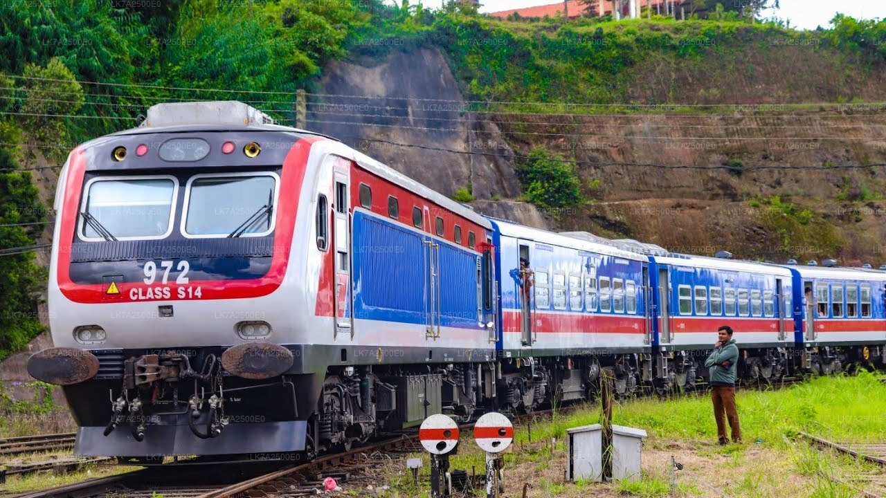 Fahrt mit dem Zug von Peradeniya nach Ella (Zug Nr.: 1001 „Denuwara Menike“)