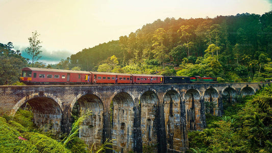 Weiterfahrt mit dem Zug von Kandy nach Badulla (Zug Nr. 1015 „Udarata Menike“)