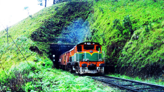 Weiterfahrt mit dem Zug von Badulla nach Colombo (Zug Nr. 1016 „Udarata Menike“)