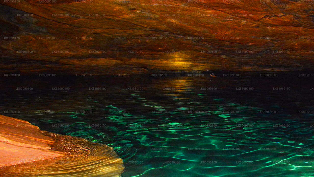 Erkunden Sie die Blue Water Pond Cave von Ella aus
