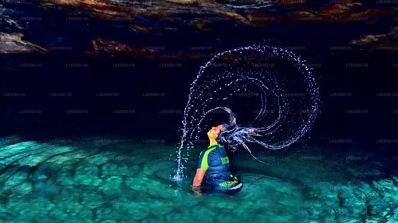 Erkunden Sie die Blue Water Pond Cave von Ella aus