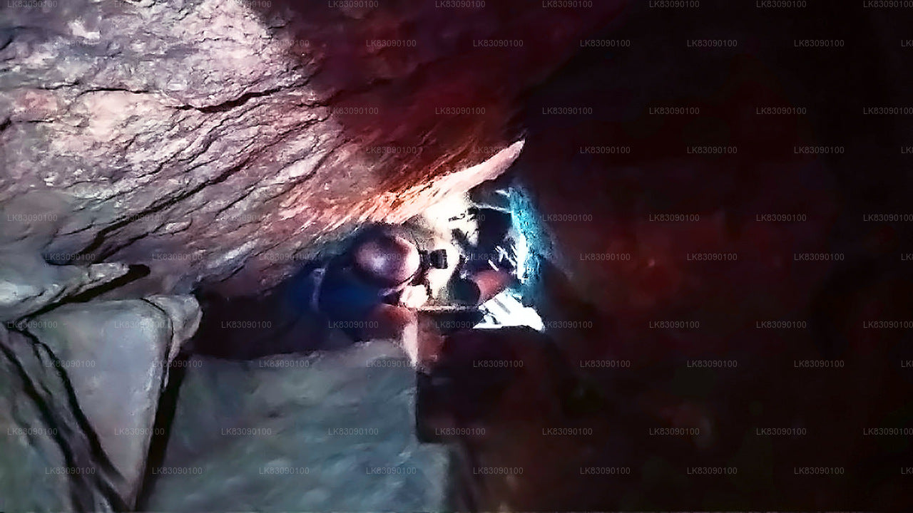 Erkunden Sie die Blue Water Pond Cave von Ella aus