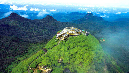 Malerische Adam's Peak mit dem Helikopter von Bentota aus