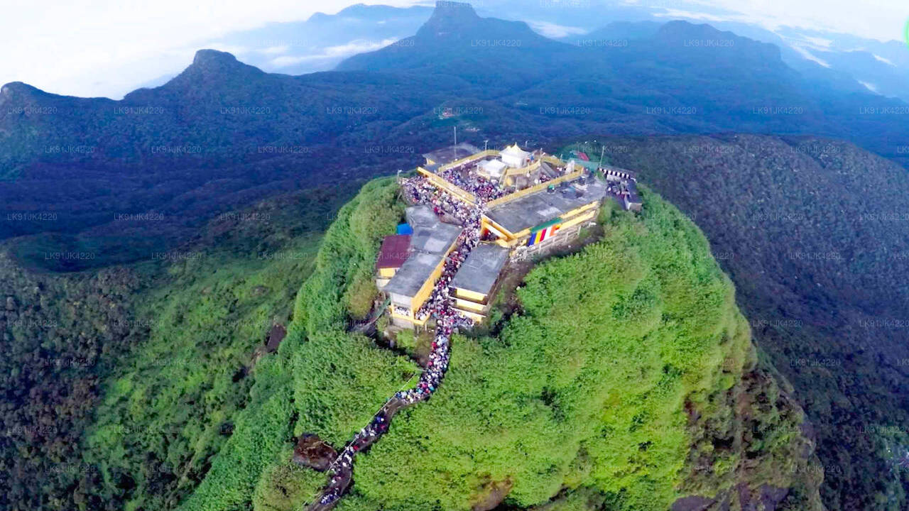 Malerische Adam's Peak mit dem Helikopter von Bentota aus